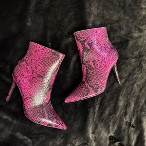 NWOT - Thalia Sodi Purple Snakeskin Booties Size 9M - 3.5 inch stiletto heels
